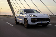 ポルシェ「カイエン」に最強版のターボEハイブリッド登場！