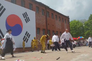 【動画】　韓国の日本植民地解放記念日、市民らは旭日旗を蹴り割る　「独立パフォーマンス」　で盛り上がる