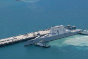 米海軍のズムウォルト級ミサイル駆逐艦「マイケル・モンソール」…沖縄のホワイトビーチに停泊！