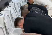 えっ、トイレの便器から？ロシアで行われた早飲みコンテストが物議をかもす
