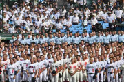 甲子園　開会式後に選手が熱中症訴え、車いすで運ばれる　朝でも蒸し暑さ残る聖地