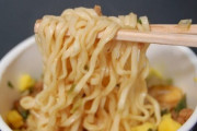 「手を汚さないカップラーメンの食べ方」が話題に
