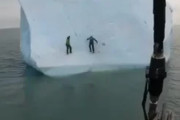 男二人が立っている小さな氷山が突然沈む映像が怖すぎる…　海外の反応