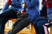 女子高生がスカートの下にジャージを着たりしているのを見て「女の子らしくない、野暮ったい」という成人男性がいるけど…