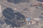 道路陥没トラック運転手さん、ダメかもしれない