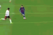 【GIF】メッシさんのこのドリブル…ヤバすぎるｗｗｗｗｗｗｗ