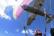 【動画】パラグライダーにセスナ機が突っ込む事故が撮影される(((ﾟДﾟ)))