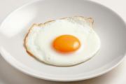 帰宅した旦那「今日なに食べた？」私「目玉焼き丼」旦那(悲しそうな顔)