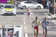 【動画】 今日の高校駅伝でプリウスがコースに突っ込み選手をひきかける衝撃事件が発生