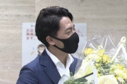 小泉進次郎さん､庁舎を去る時に泣く｢わたしの魂を引き継いでくれないか｣