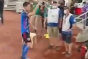 海外の反応「日本人は試合後清掃していたのに…」吉田麻也がサウジファンの差別ジェスチャーに激怒！現地から謝罪と怒りの声