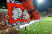 【悲報】広島vs川崎Fの試合でゴール裏で振っていたフラッグが他のサポに当たるも、暴言を吐いた事件が発生していた模様