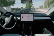 テスラ、無人のクルマを呼び出す自動運転機能「Smart Summon」--利用は自己責任で