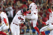 カープ菊池、サヨナラ打の野間を"飛び膝蹴り"で祝福ｗｗｗ韮沢は坂倉のエルボー直撃で吹き飛ぶ
