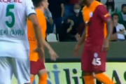 【動画】トルコサッカーに衝撃、味方を2回殴り頭突きした選手がレッドカード