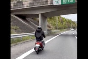 【動画】阪和道（高速道路）を原付バイクで走る勇者が目撃される。