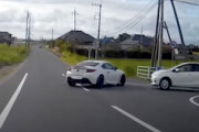 【動画】どうしてそうなる（笑）GR86とアクアの謎な事故が目撃される。