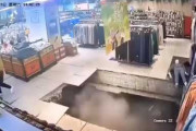中国のデパートの床が崩れ女性客がのみ込まれ重症　マネキンは助かる [3/28]