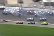 NASCARカップシリーズ、コースの半数以上が絡んだ大クラッシュの映像。