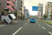このライトエースに何が。歩道に乗り上げCCBOXを破壊して横転する車が都島通で撮影される。