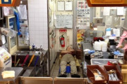 【画像】すき家の店員さん、バイト中に眠たくなったので床で寝てしまうｗｗｗ