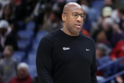 【NBA】SACのマイク・ブラウンが解任… 暫定HCにダグ・クリスティが就任