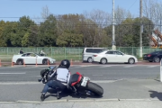 バイク女子、納車した日に3回立ちゴケする動画をアップするも酷すぎて炎上