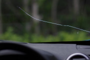 車のフロントガラスにヒビ入ったんだけど放置したら割れたりする？