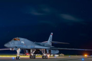 アメリカ太平洋空軍、グアムに超音速爆撃機B-1Bランサーを前方展開…配備前に空自F-15と訓練！