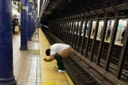 【悲報】駅のホームで線路に向かってうんこをするおじさんが撮影されてしまう