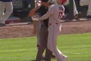 【朗報】大谷翔平さん、今度は塁審と抱き合うｗｗｗｗｗ