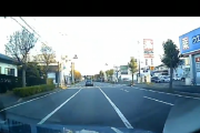 この動画の中で違反車カスは何台でしょう？。逆走カスが酷すぎると話題に #横断歩道テスト |  キレて抜いた感じにも見えないし天然逆走かな？