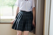 ＜櫻坂46山田桃実＞18歳美少女　すらり手脚が映える制服姿　「B.L.T. SUMMER CANDY 2026」登場