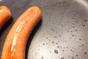 【画像】ソーセージを茹でたら「旨味」がお湯に溶け出る。油で炒めて食べるのが一番良い食べ方