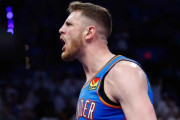 【NBA】ハーテンシュタインの髪を掴む悪質プレーを審判が堂々と見逃す…