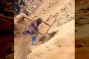 崩壊中の鉱山から次々と助け出される労働者たち。コンゴの鉱山事故の映像が話題に。