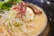 【画像】ラーメンに乗ってる「赤い糸」の正体