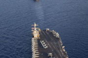 編隊を組んで地中海を航行する2つの米海軍空母打撃群！