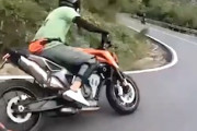 【動画】峠を攻めていた走り屋さん、対向車に焦って突っ込んでしまう。