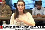 米女優アンジェリーナ・ジョリーさん、洪水被害のパキスタンにサプライズ訪問…[海外の反応]