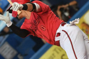 カープ上本崇司、先制タイムリー2塁打！華麗なバット投げ披露！！