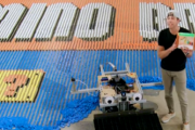 ドミノロボットの世界記録（24時間で10万個のドミノ倒し）。海外の反応