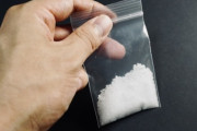 【悲報】警察「なんだこの白い粉は！」男「清めの塩ですけど…」警察「怪しいな、署まで来い！」→本当に塩でした