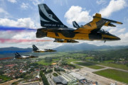 韓国空軍の曲技飛行隊「ブラックイーグルス」がリマ・エアショーで展示飛行！