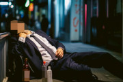 えっ…警察も警告！ 夏場に道路で寝る「謎の人」多発、なぜ？ 夜間時にクルマが気づかない場合も、増加する理由とは