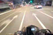 「ああっ！」大きな通りで他車をごぼう抜きしていたバイク乗りが(@_@;)