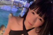 【画像】ナイトプールにクッソ可愛い女の子があらわれる！