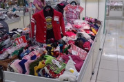 子供服のバーゲン会場の販売員をやって目撃した悲惨な光景…子供に服を着せてそのまま帰る親達