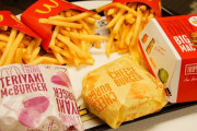 マックでしつこく絡んできた男の子をゲンコツしてやったら母親らしき人がすっ飛んで来た。子連れババアは猿の管理ちゃんとしろ..！、、