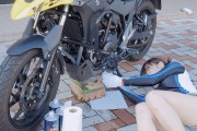 【画像】バイク女子さん、アレを交換ｗ